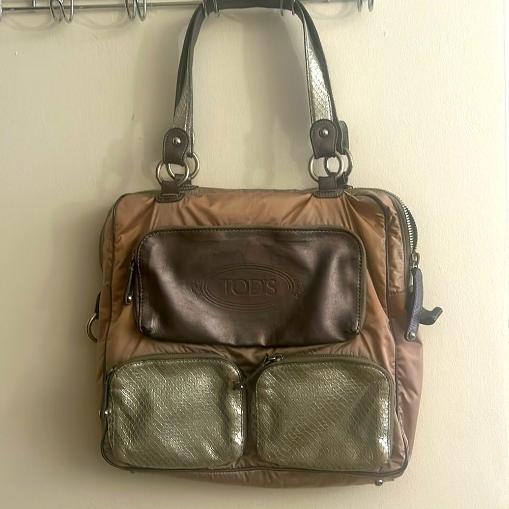 TOD’s shoulder bag with lots of pockets! All zippers work! :-)